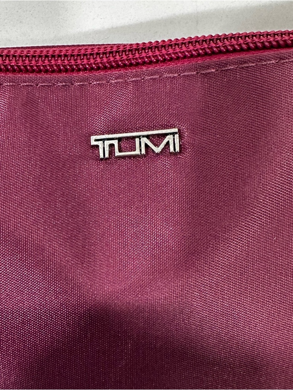 TUMI for Delta Premium Select Amenity Kit Maroon Zipper Pouch New With Band - Picture 2 of 10